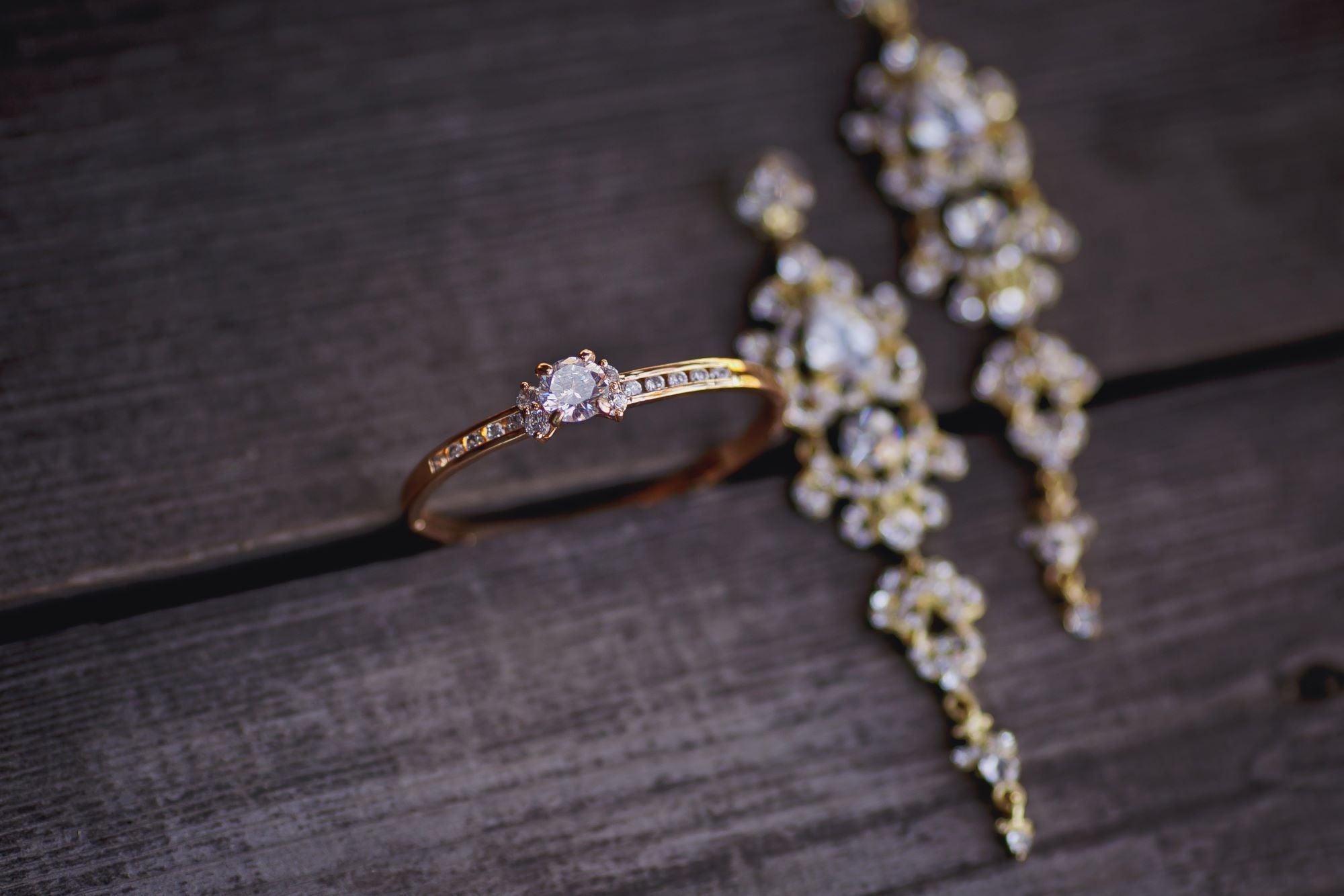 Echte vs. Nachgeahmte Antikschmuckstücke: Wie du sie unterscheiden kannst - Honey Jewelry