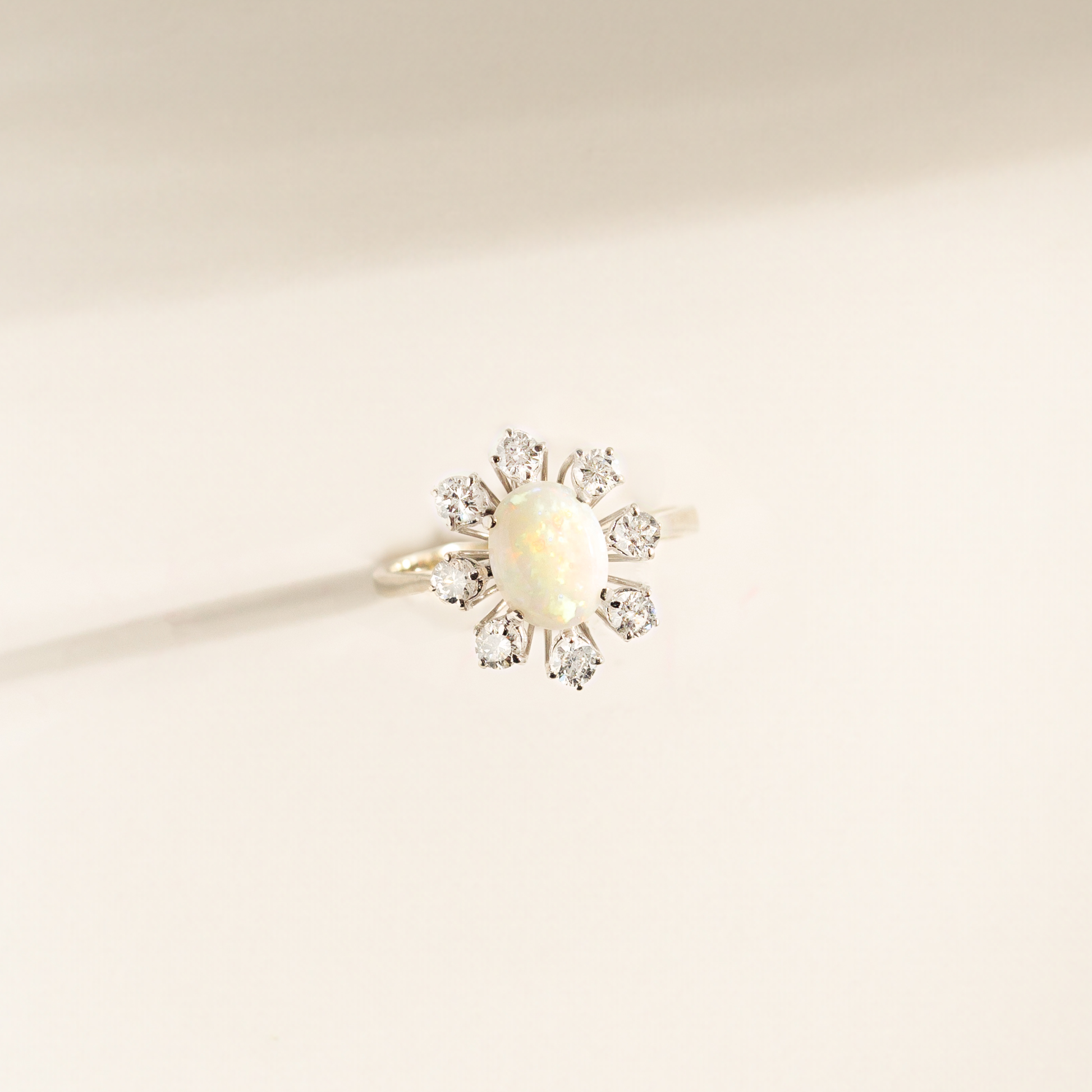750 gold ring with opal and diamonds