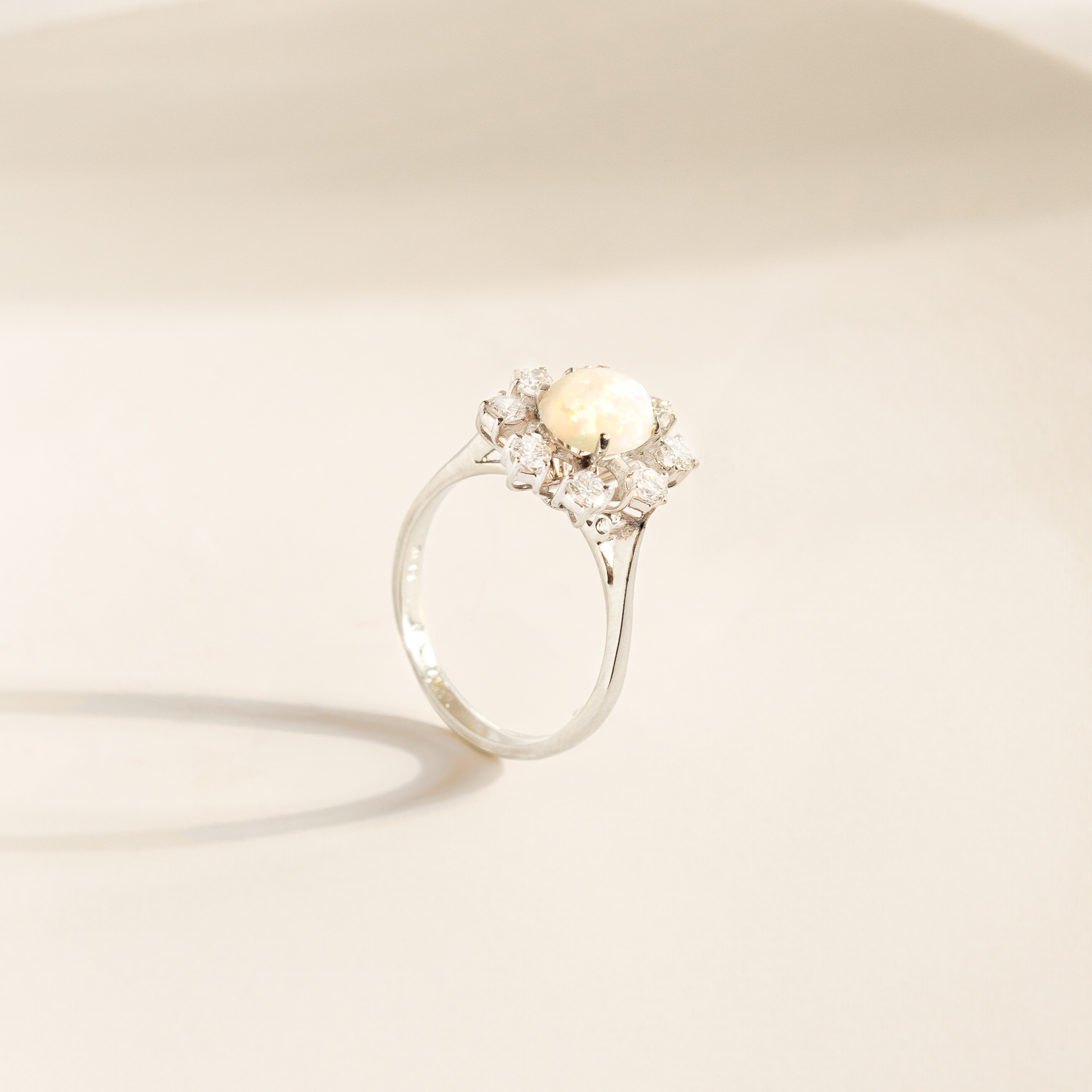 750 gold ring with opal and diamonds