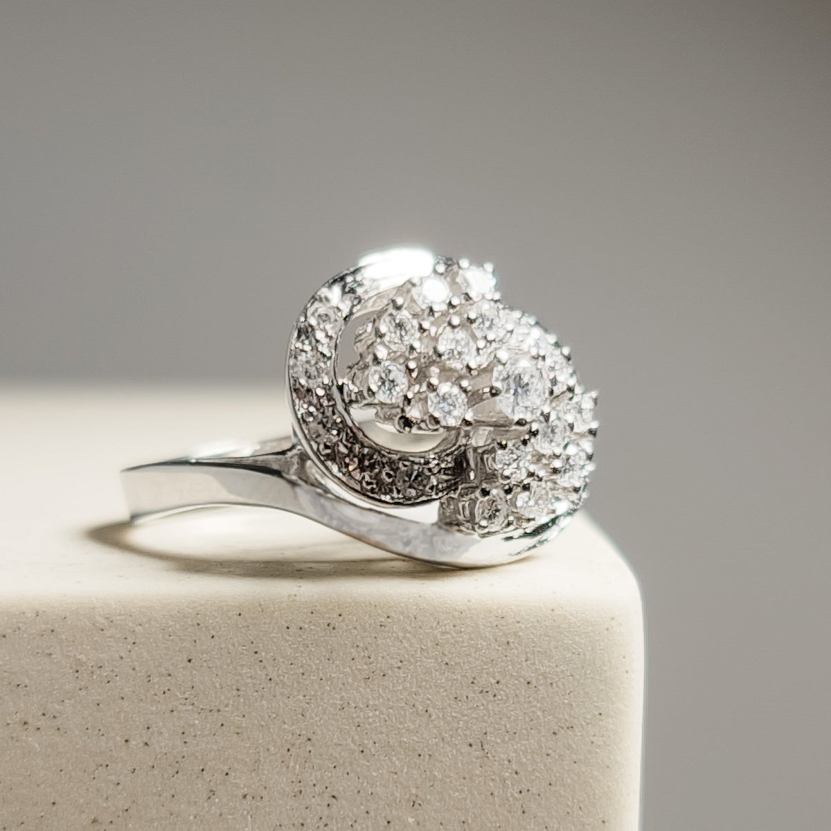14 Karat Weißgoldring mit Brillanten – Vintage - Glanzstück - Honey Jewelry