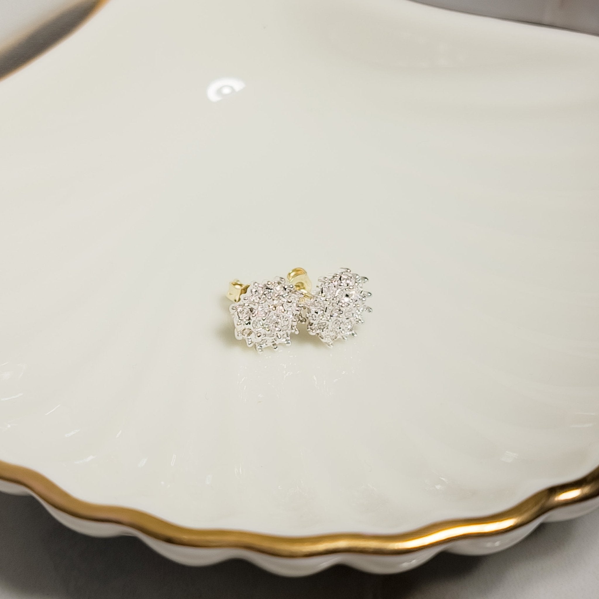 14 Karat Weißgold Ohrstecker – Blumige Eleganz - Honey Jewelry