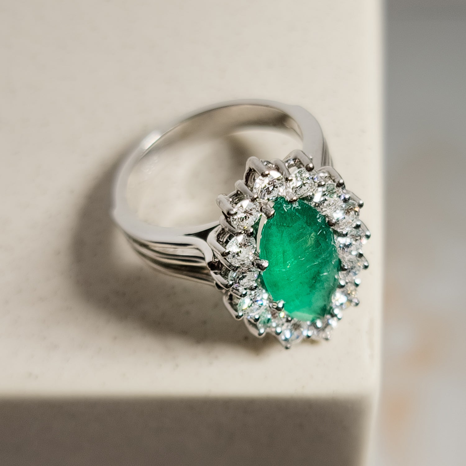 14 Karat Weißgoldring mit Smaragd und Diamanten – Prächtige Kombination - Honey Jewelry