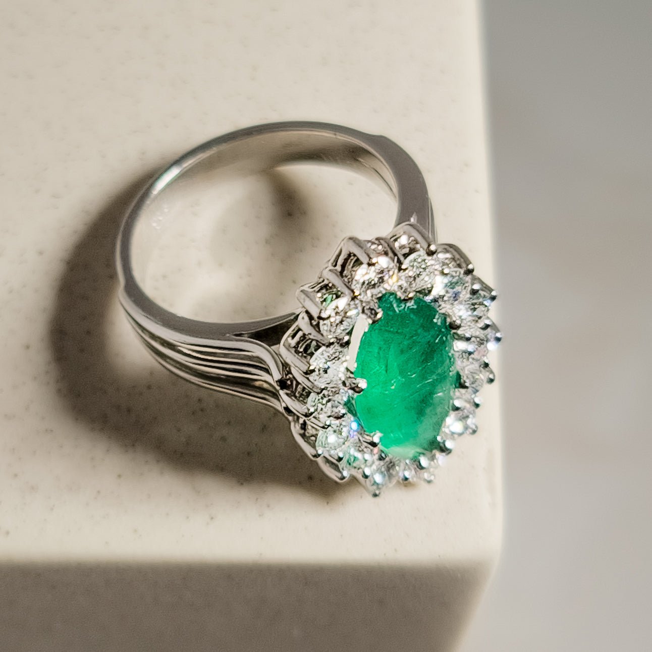 14 Karat Weißgoldring mit Smaragd und Diamanten – Prächtige Kombination - Honey Jewelry