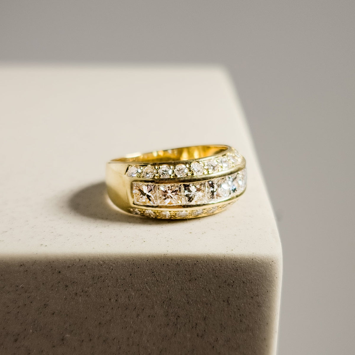 18 Karat Goldring mit Brillanten – Glanzvoller Auftritt - Honey Jewelry
