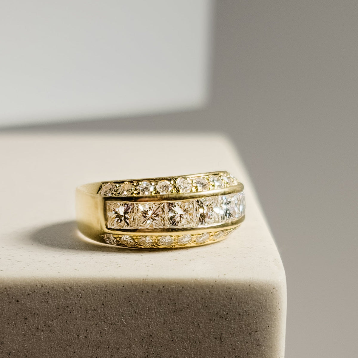 18 Karat Goldring mit Brillanten – Glanzvoller Auftritt - Honey Jewelry