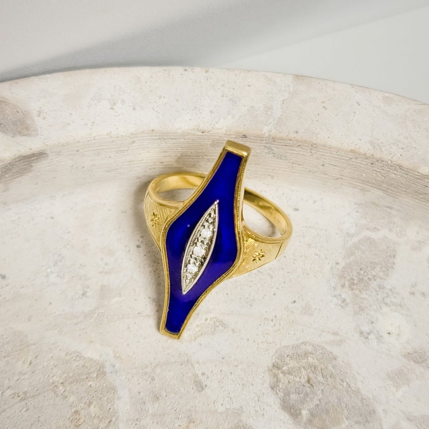 18 Karat Goldring mit Emaille – Kunstvoll und Farbenfroh - Honey Jewelry