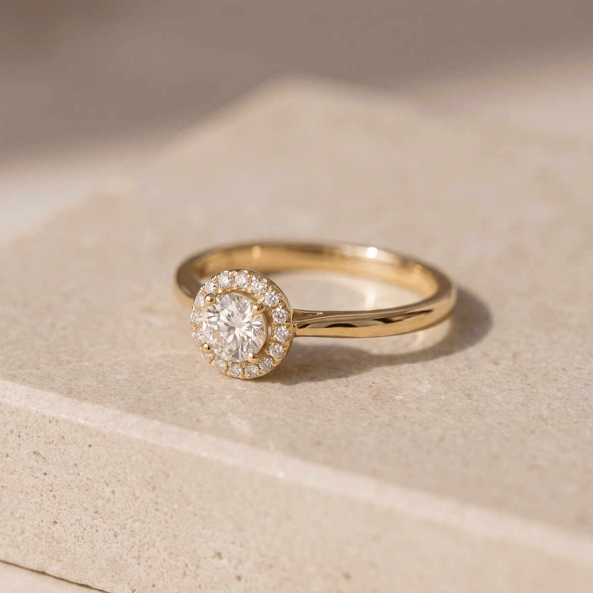 18 Karat Halo-Goldring mit Brillanten – Leuchtendes Meisterwerk - Honey Jewelry