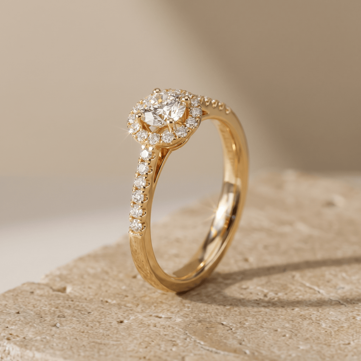 18 Karat Halo-Goldring mit Brillanten – Leuchtendes Meisterwerk - Honey Jewelry