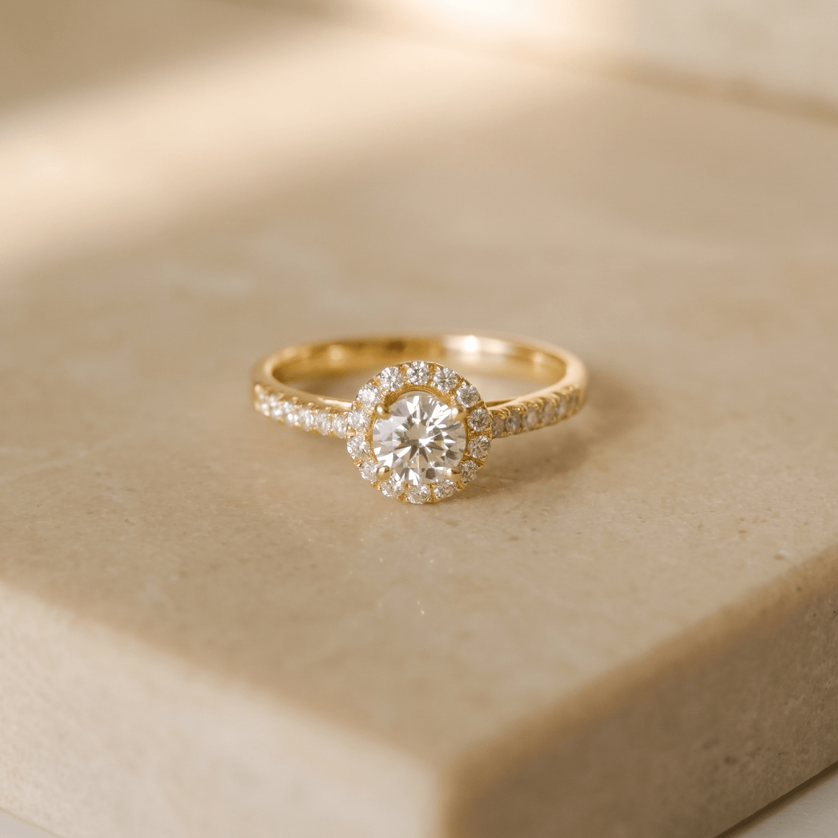 18 Karat Halo-Goldring mit Brillanten – Leuchtendes Meisterwerk - Honey Jewelry