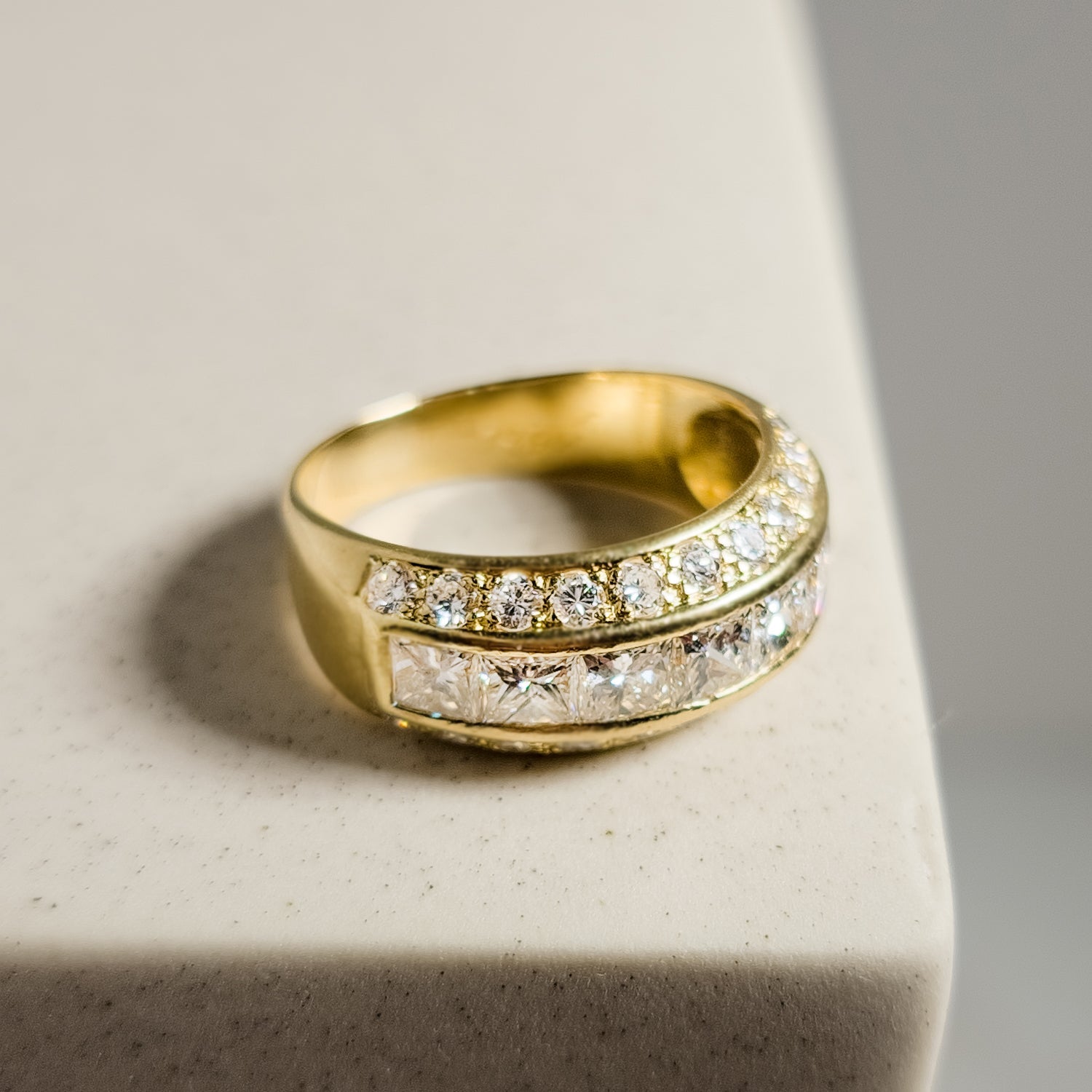 18 Karat Goldring mit Brillanten – Glanzvoller Auftritt - Honey Jewelry