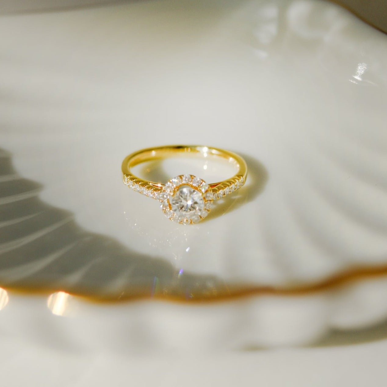 18 Karat Halo - Goldring mit Brillanten – Leuchtendes Meisterwerk - Honey Jewelry