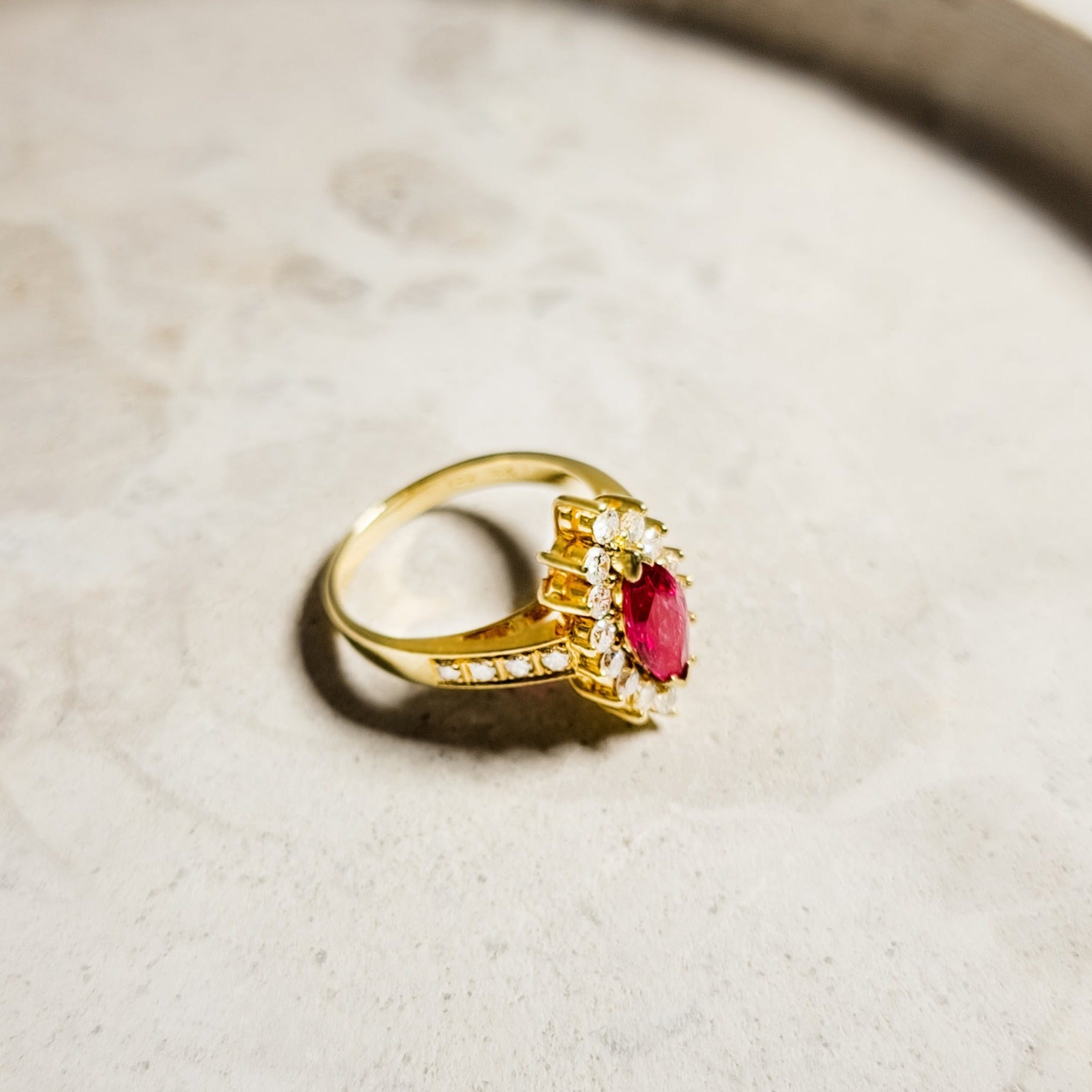 18 Karat Halo - Goldring mit Rubin und Brillanten – Feurige Schönheit - Honey Jewelry