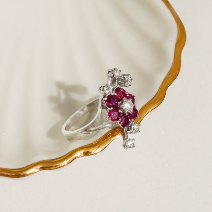 18 Karat Weißgoldring mit Diamanten und Rubinen – Florale Schönheit - Honey Jewelry