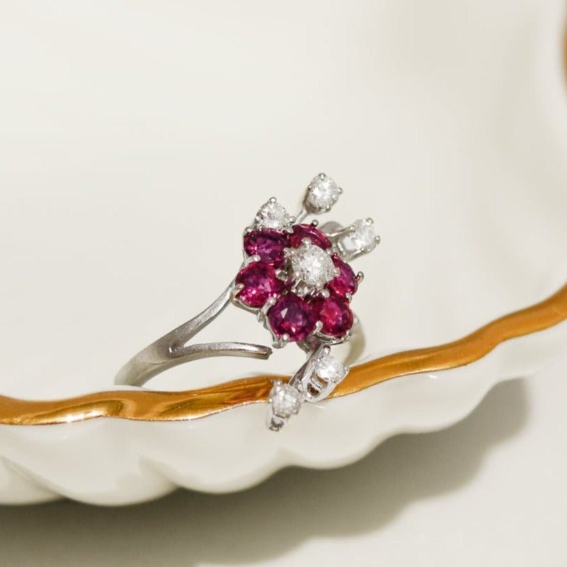 18 Karat Weißgoldring mit Diamanten und Rubinen – Florale Schönheit - Honey Jewelry