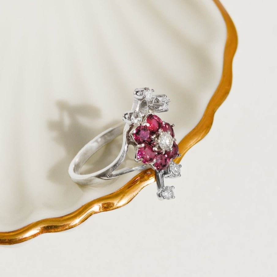 18 Karat Weißgoldring mit Diamanten und Rubinen – Florale Schönheit - Honey Jewelry