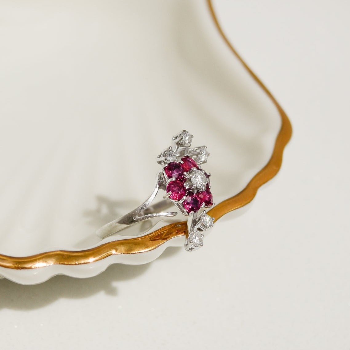 18 Karat Weißgoldring mit Diamanten und Rubinen – Florale Schönheit - Honey Jewelry