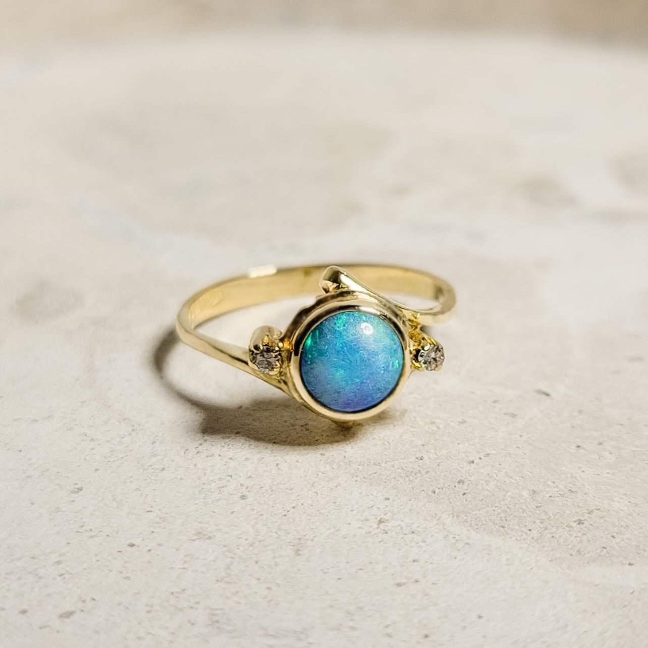 18Karat Goldring mit Opal – Magisches Leuchten - Honey Jewelry