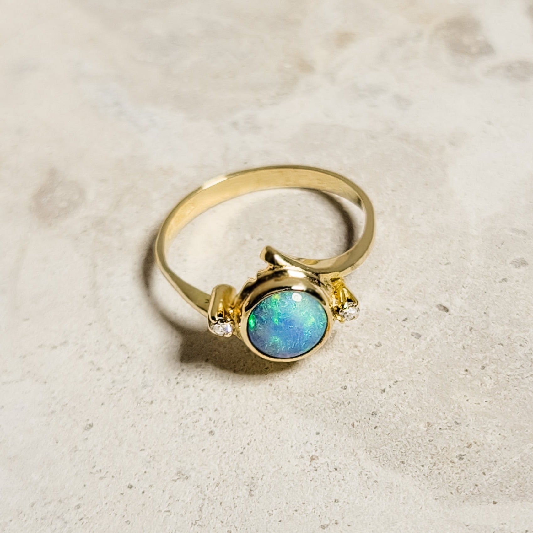 18Karat Goldring mit Opal – Magisches Leuchten - Honey Jewelry