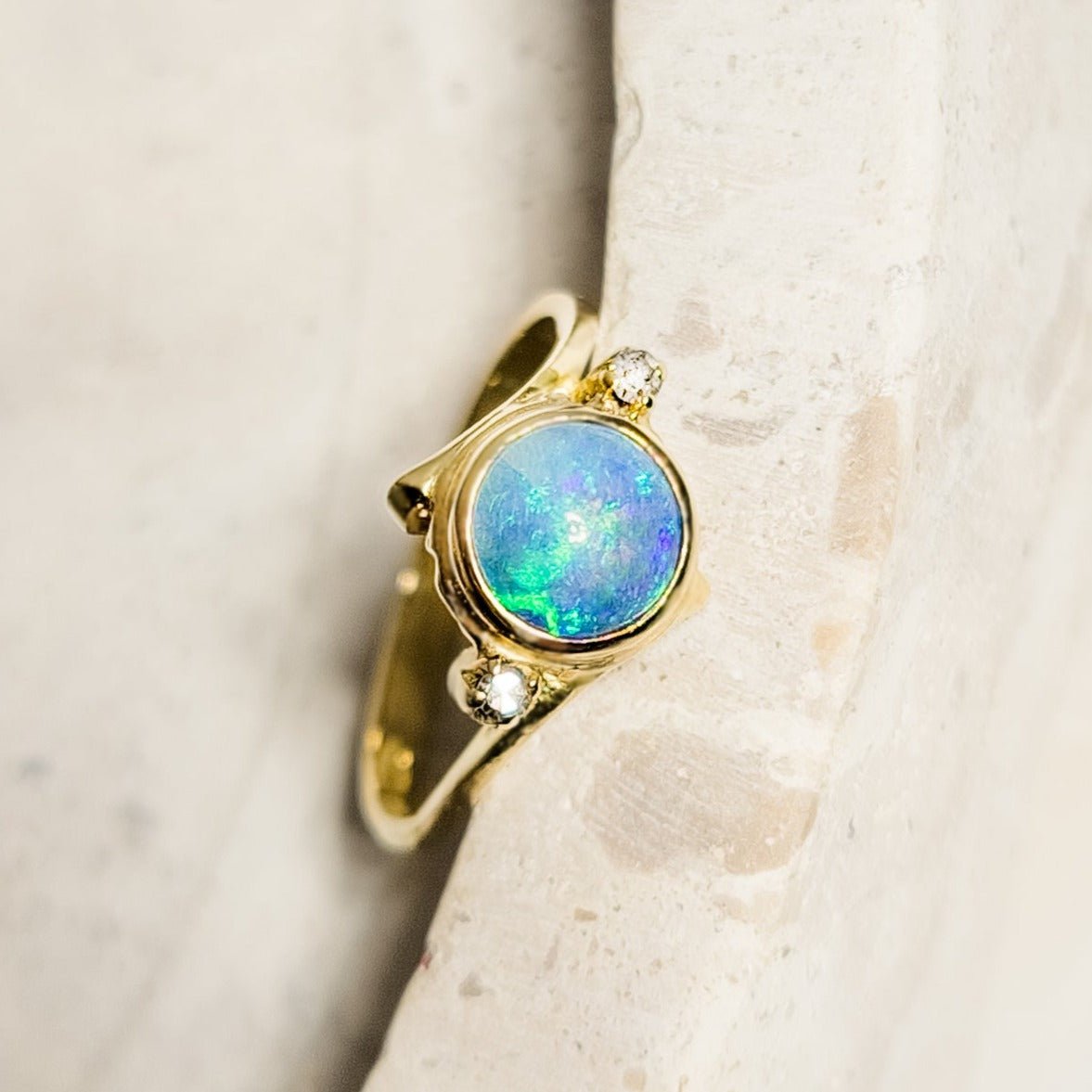 18Karat Goldring mit Opal – Magisches Leuchten - Honey Jewelry