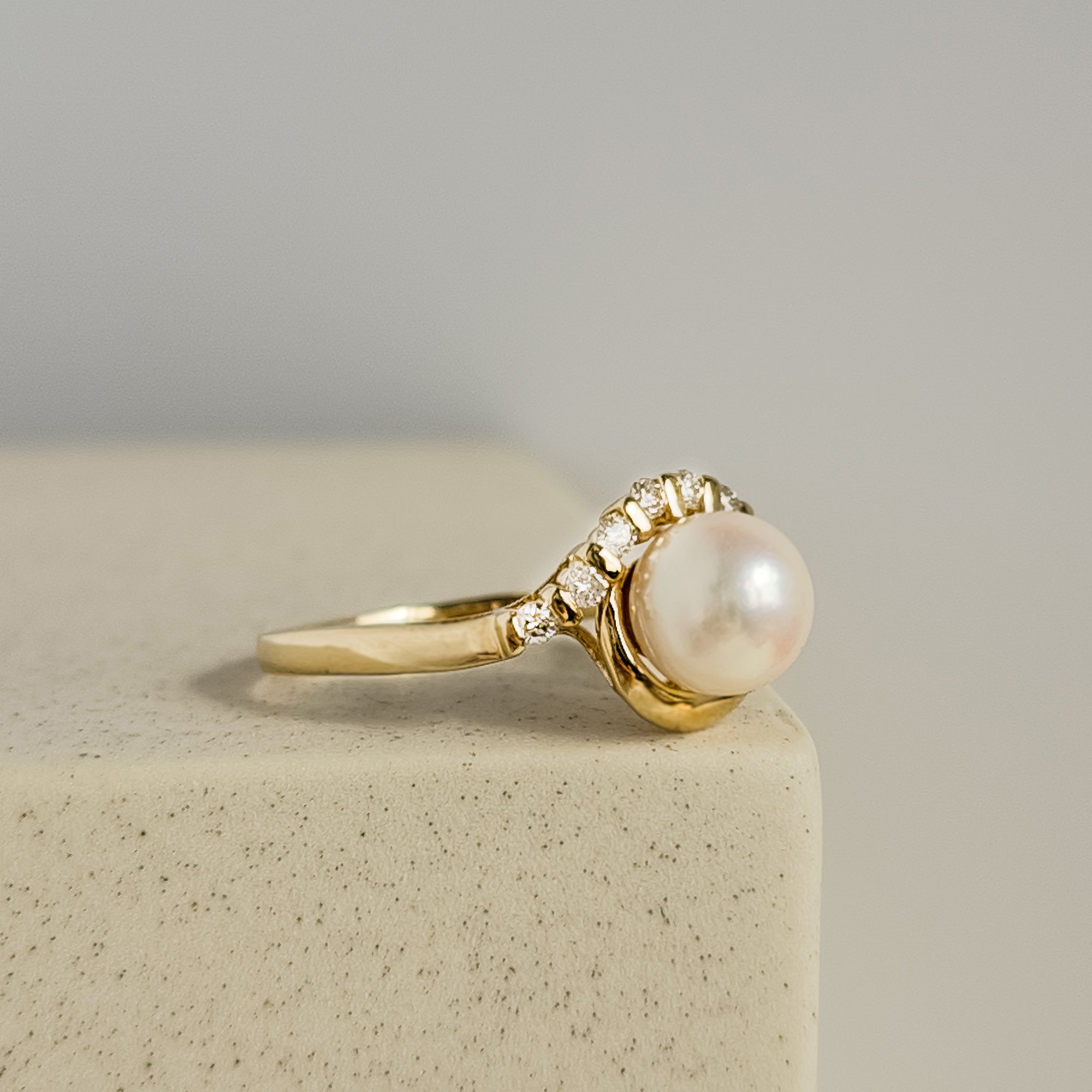 Pearl ring with brilliantly 14 karat gold - classic elegance