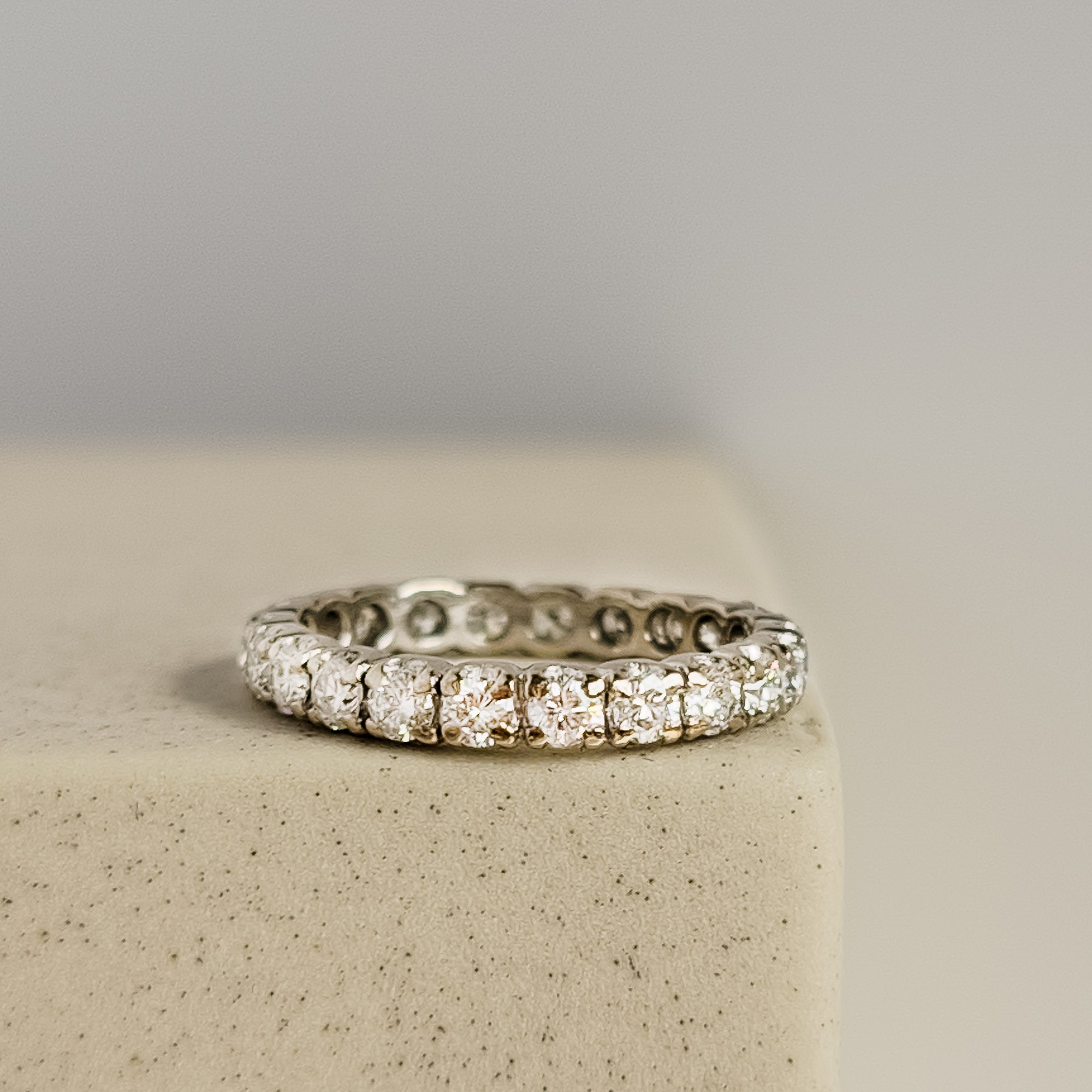 Memoire ring in 750 white gold, timeless beauty
