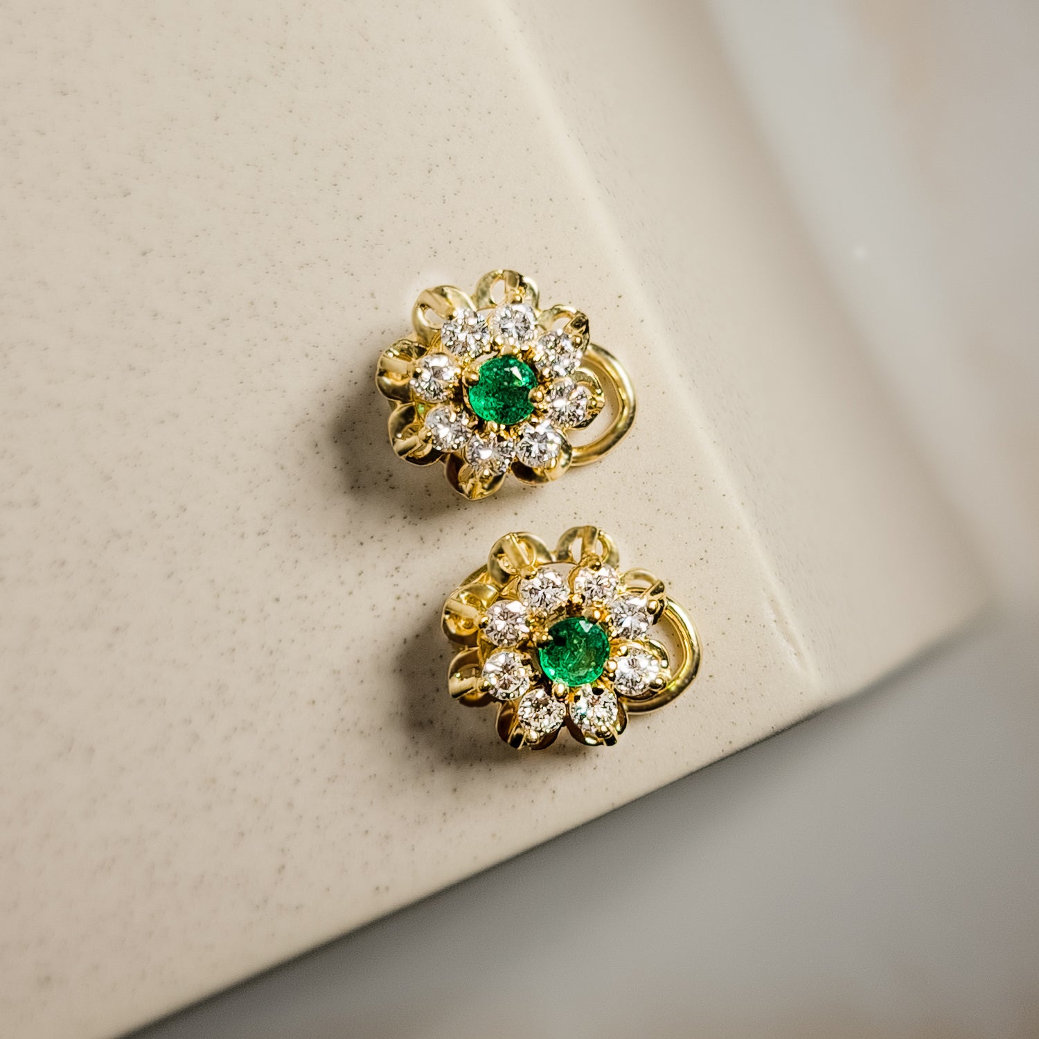 Gold earrings with emeralds - jewel green on the ear