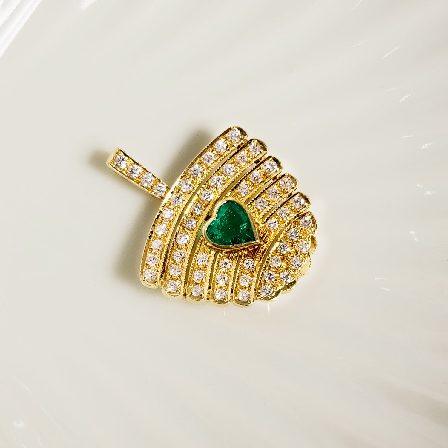 Gold trailer with emerald and diamonds - exquisite beauty