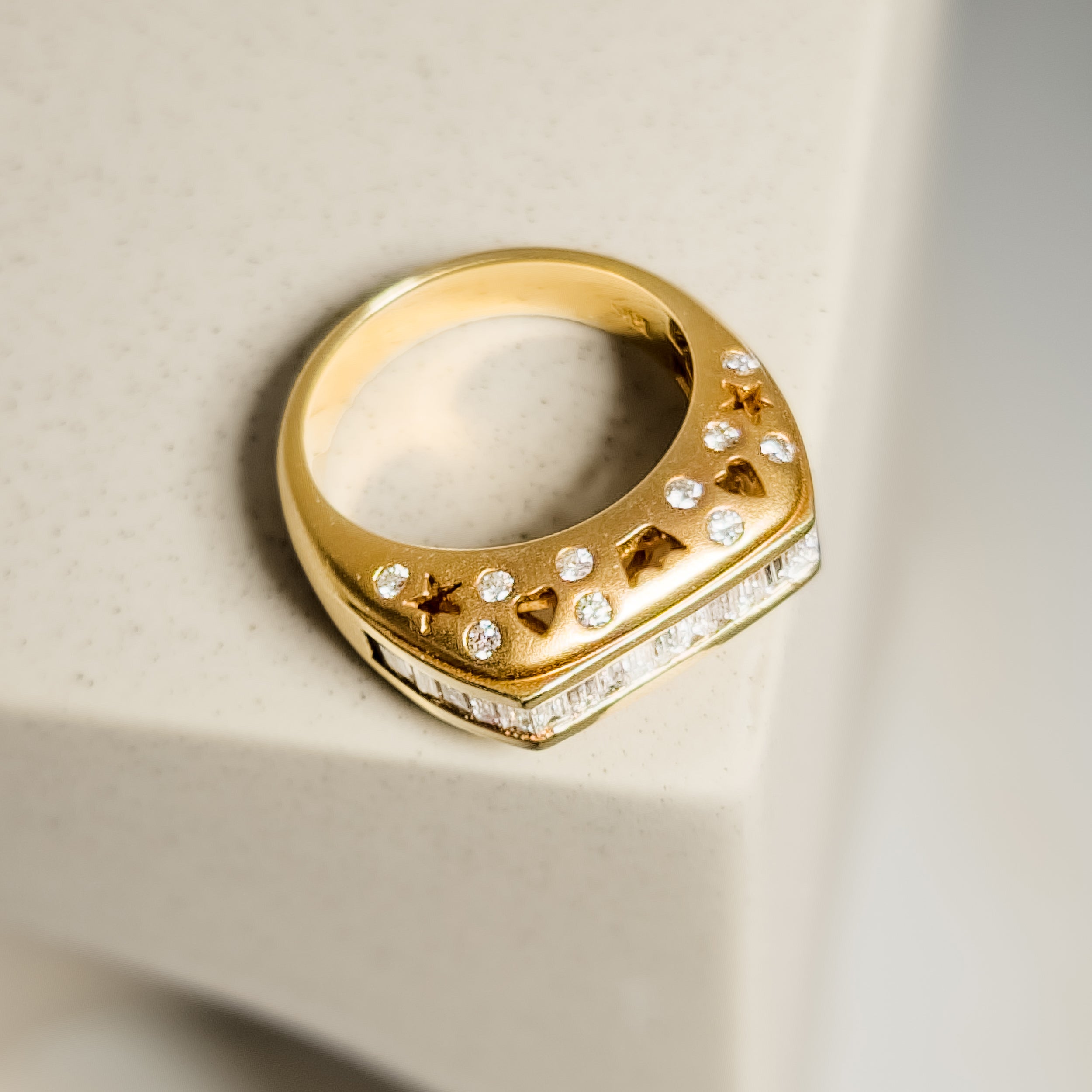 Luxurious 750 Goldring with multiple diamonds