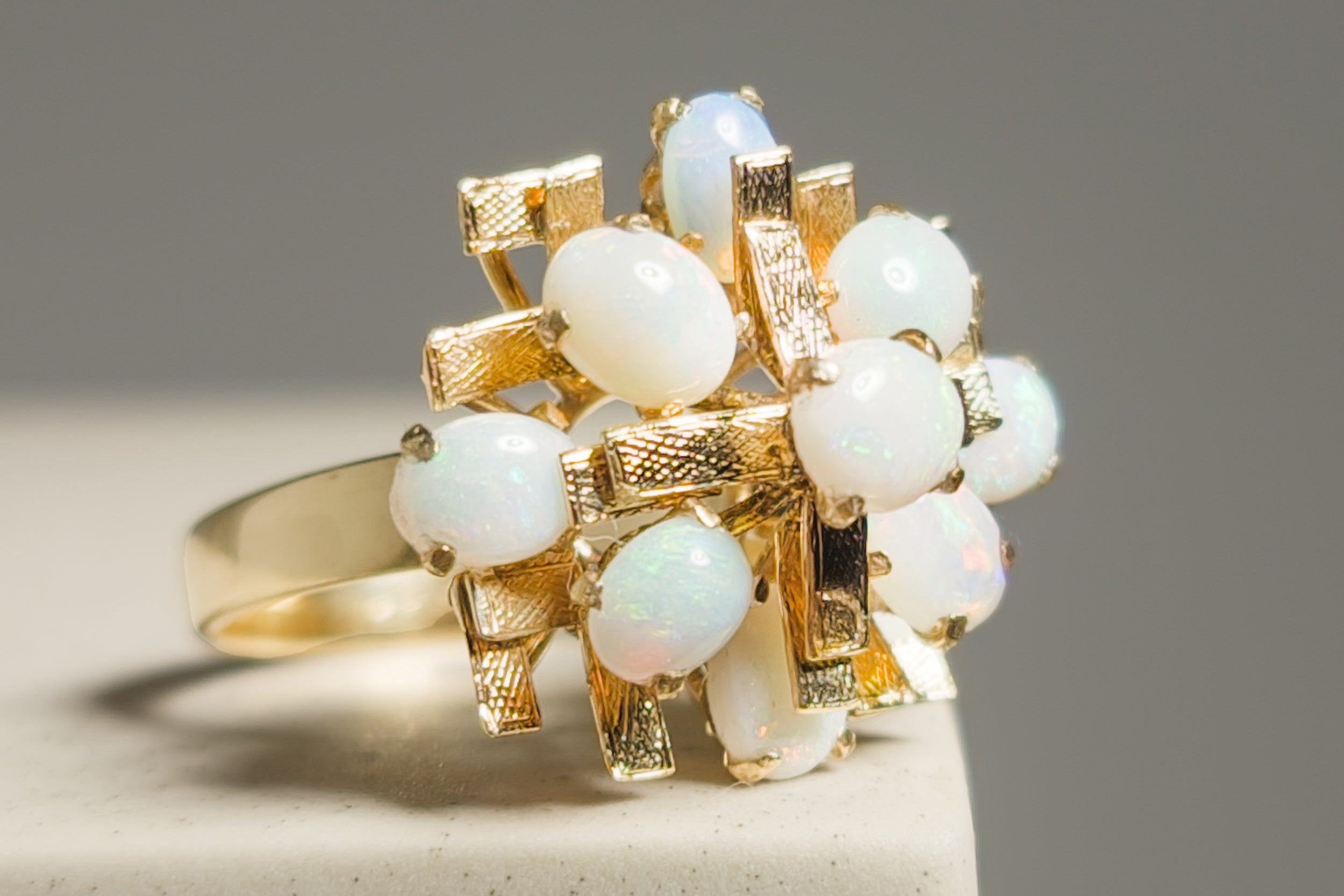 Goldring with opal - dreamy elegance