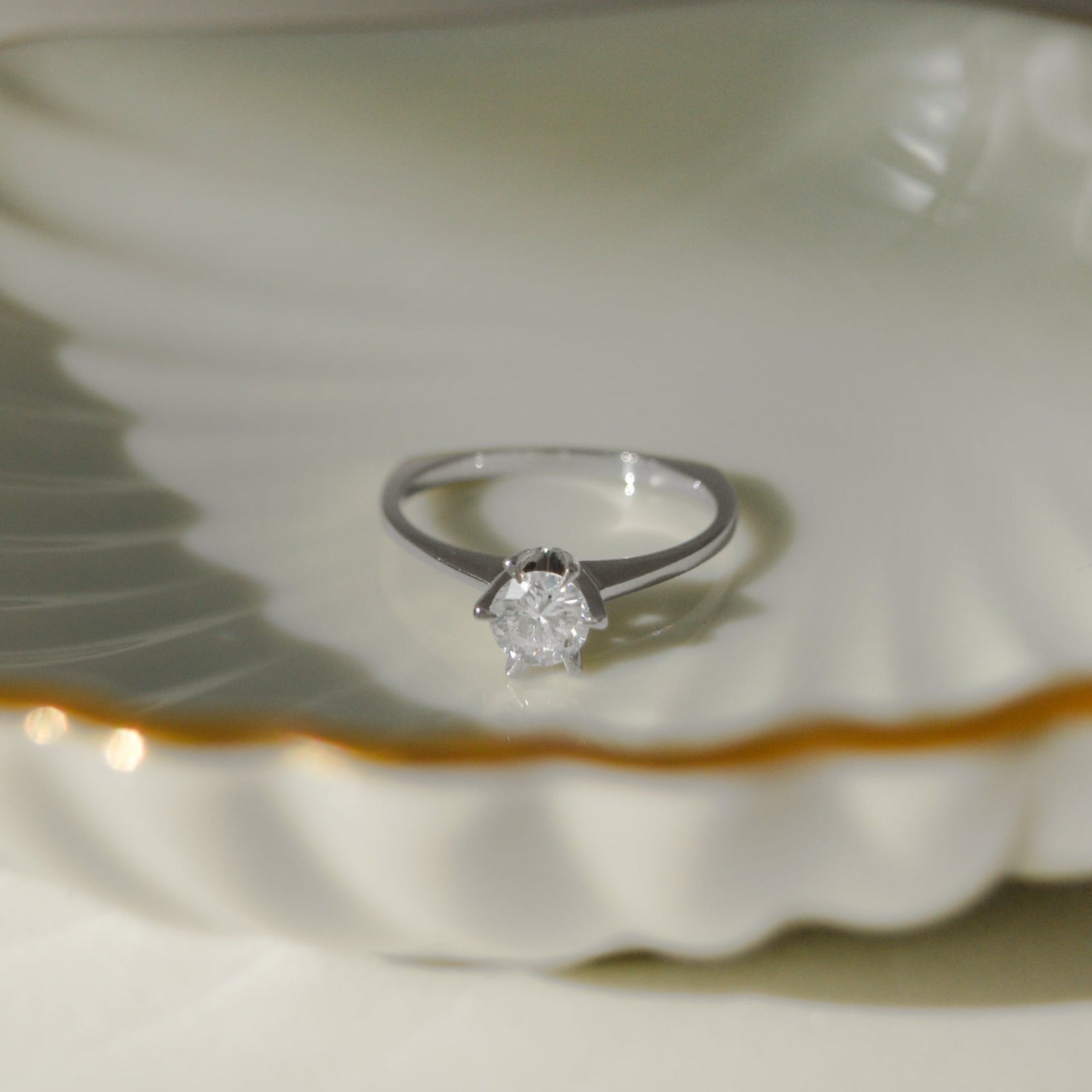 750 gold solitaire ring with brilliant - unsurpassed clarity
