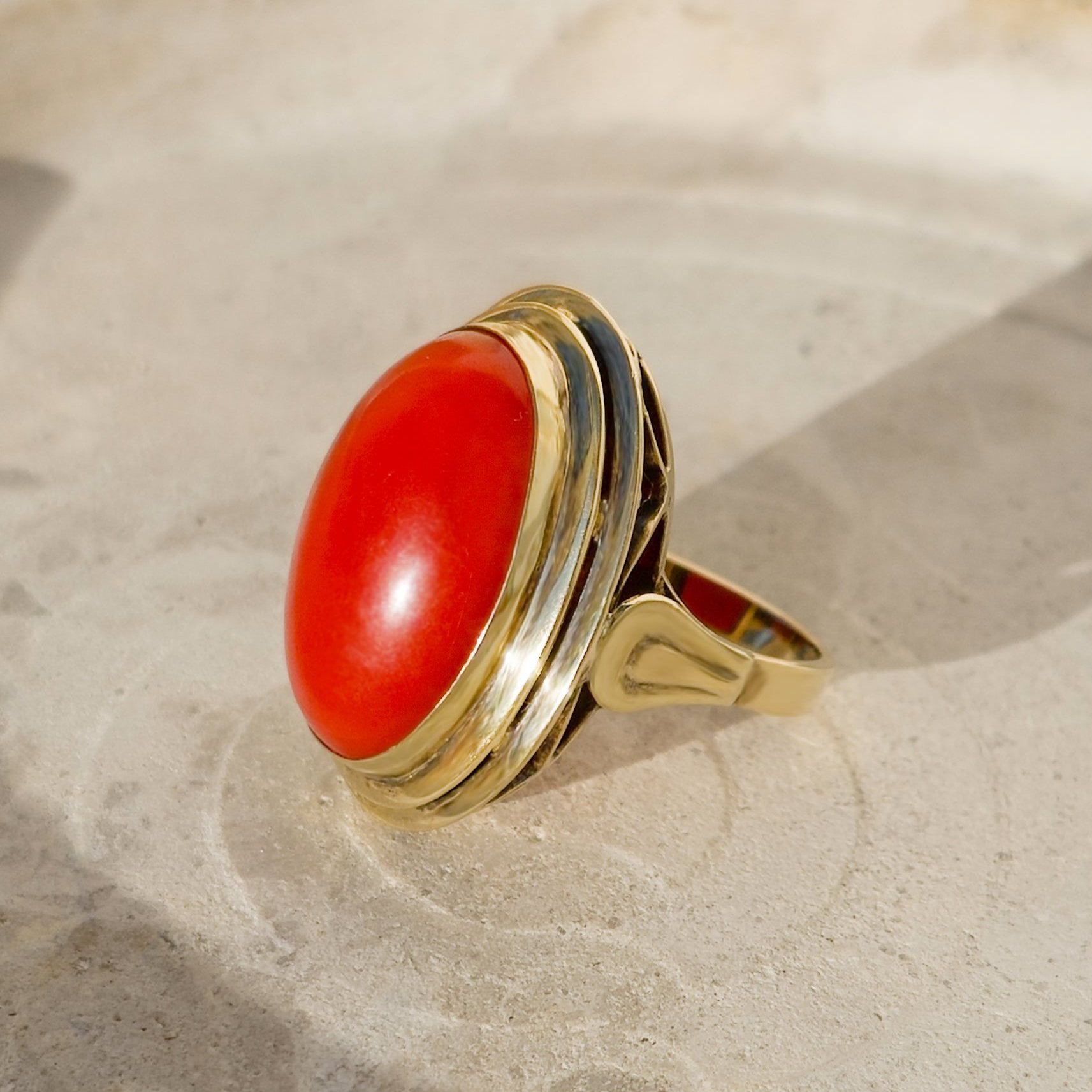 Vintage-Ring mit Koralle