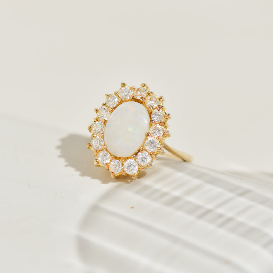 Entourage ring made of yellow gold with opal – play of colours with character