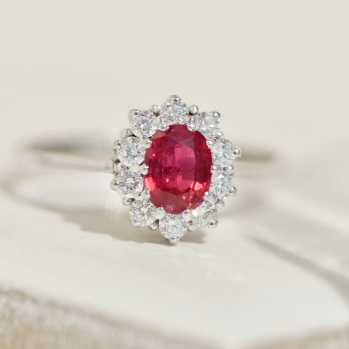 Weißgold-Rubinring im Entourage-Stil – 14 Karat mit Diamanten