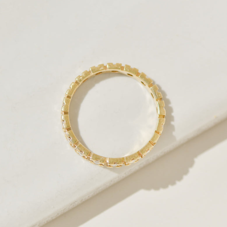 Vintage full memory ring in 14K yellow gold with 17 diamonds – a circle of light