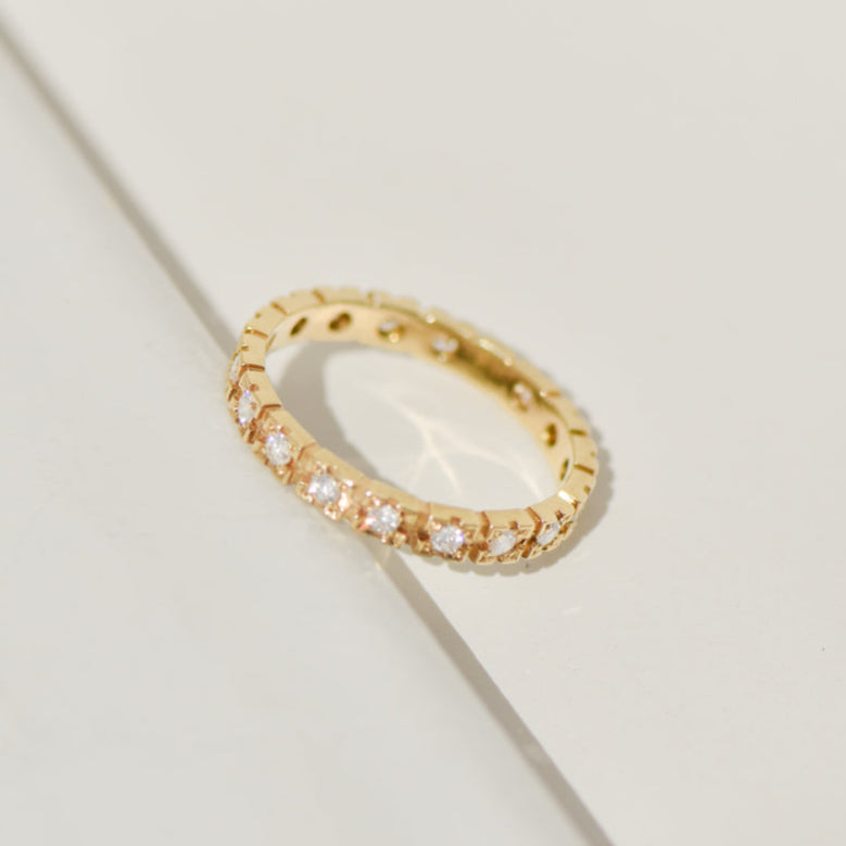 Vintage full memory ring in 14K yellow gold with 17 diamonds – a circle of light