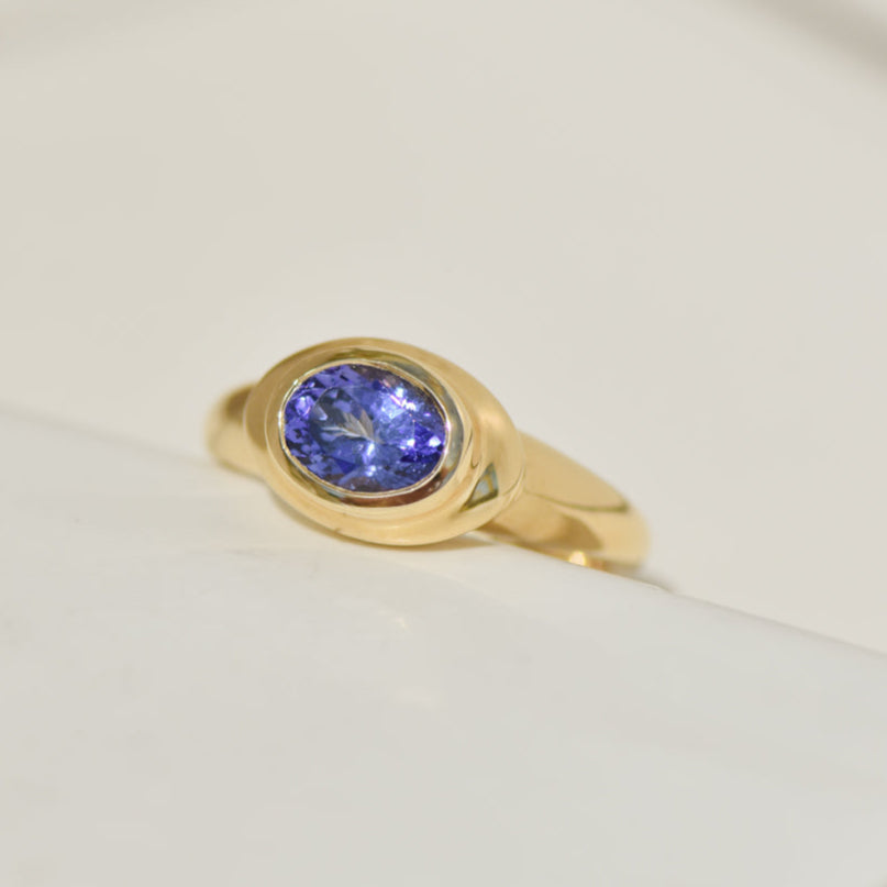 Ring aus 18 Karat Gelbgold mit Tansanit im Ovalschliff