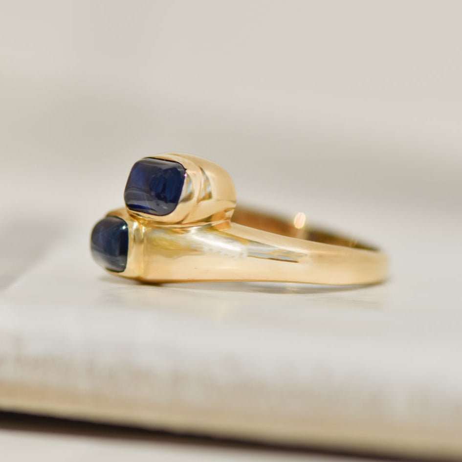 Cartier Toi et Moi-Ring aus 750er Gelbgold mit zwei Saphiren – Vintage ca. 1970/80er