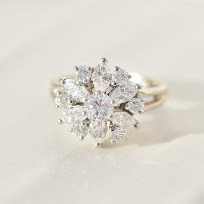 Mid-Century Blütentraum: Weißgold-Ring mit Diamanten