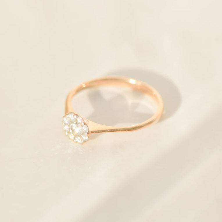 Delicate vintage ring in 14K yellow gold with diamond blossom – filigree, feminine, sparkling