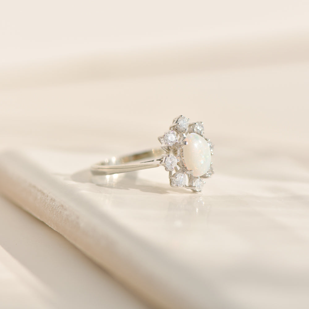 750 gold ring with opal and diamonds