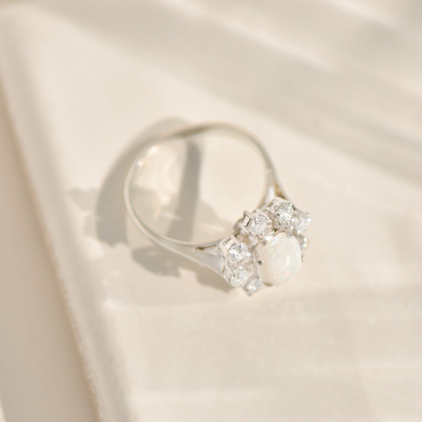 750 gold ring with opal and diamonds