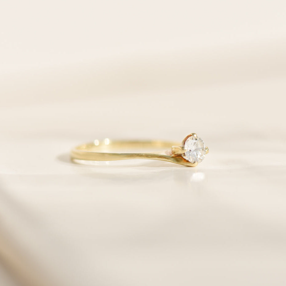 Ring made of 14K yellow gold with diamond solitaire and pavé setting – finely set, elegantly finished