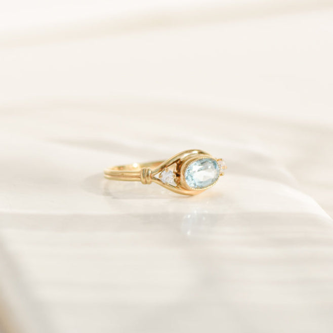 Ring made of 14K yellow gold with diamond solitaire and pavé setting – finely set, elegantly finished