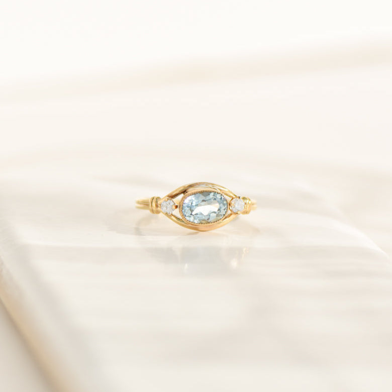 Ring made of 14K yellow gold with diamond solitaire and pavé setting – finely set, elegantly finished