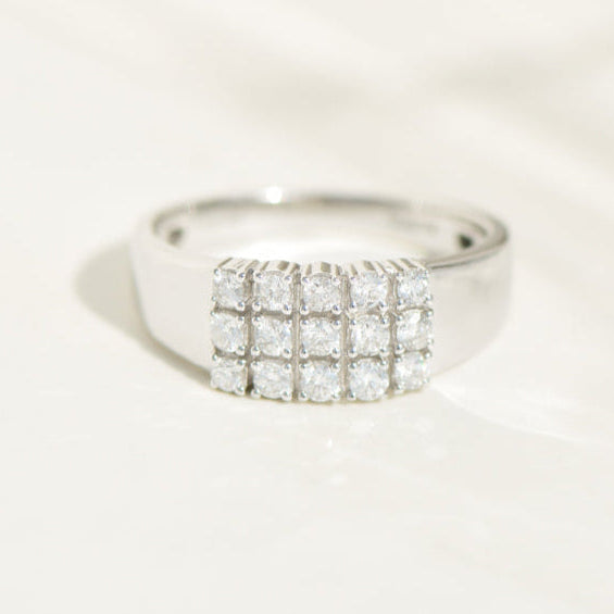 Ring aus 14K Weißgold mit 15 Brillanten – klare Linien, starkes Funkeln