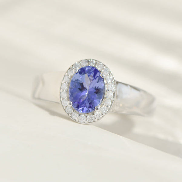 Ring aus 14K Weißgold mit Tansanit & Zirkonen – königliches Blau trifft funkelndes Weiß
