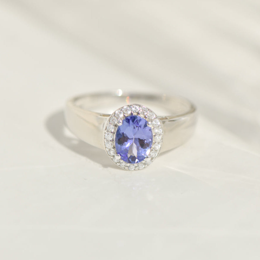14K white gold ring with tanzanite and zircons – royal blue meets sparkling white