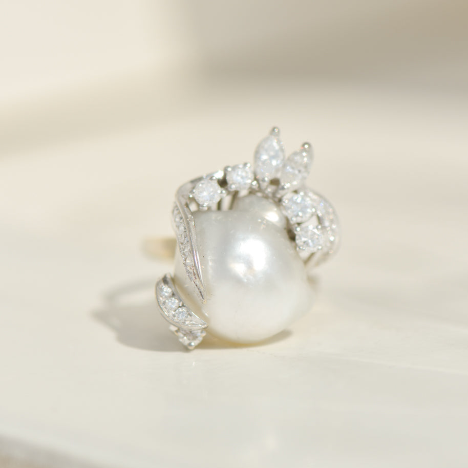 Statement ring in 14K white gold with South Sea pearl & diamonds – Pure elegance meets drama