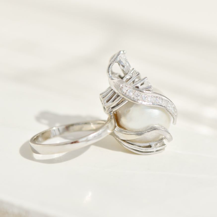 Statement ring in 14K white gold with South Sea pearl & diamonds – Pure elegance meets drama