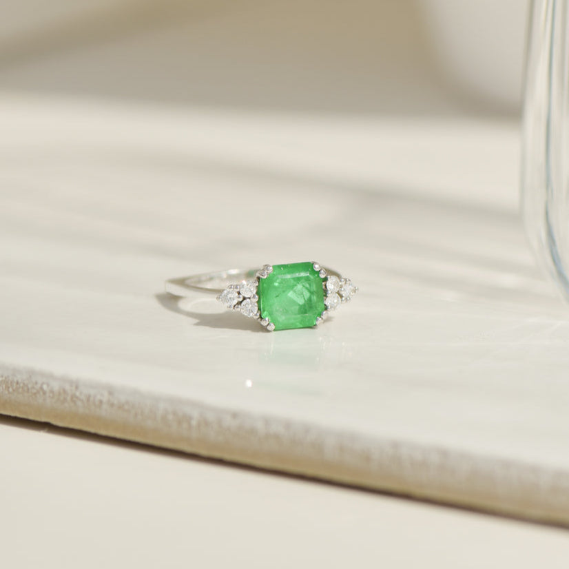 Vintage 18K white gold ring with emerald and diamonds – powerful, noble, unique
